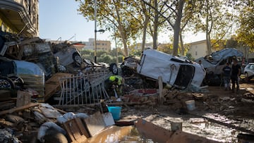 Varios bomberos buscan a personas entre coches, a 2 de noviembre de 2024, en Alfafar, Valencia, Comunidad Valenciana (España). Más de 200 voluntarios de Protección Civil de toda España están participando en las tareas de emergencia como consecuencia de la DANA que el pasado 29 de octubre afectó a la provincia de Valencia. La cifra de fallecidos por el temporal es más de 210, y desde ayer, 1 de noviembre, se ha restringido el acceso con vehículos privados a los municipios afectados.
02 NOVIEMBRE 2024;DANA;PROTECCIÓN CIVIL;VOLUNTARIOS;EJÉRCITO;RIADA;BARRO;BÚSQUEDA;BOTELLAS DE AGUA;AGUA;;PIXELADA
Lorena Sopêna / Europa Press
02/11/2024