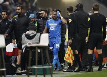 Dimitri Payet recibe un botellazo durante el partido contra el Lyon