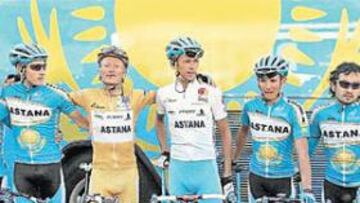 <b>TIEMPOS FELICES. </b>Astaná fue el gran protagonista de la Vuelta 2006, que fue ganada por Vinokourov (de amarillo) y en la que Kashechkin (de blanco) fue tercero.