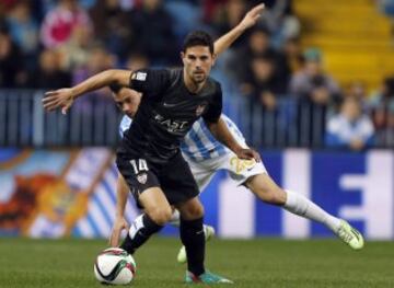 El centrocampista del Levante Jaime Gavilán Martínez (i) lucha el balón ante el centrocampista venezolano del Málaga Juan Pablo Añor "Juanpi", durante el encuentro de la ida de octavos de final de la Copa del Rey que ambos equipos disputan esta noche en el estadio de La Rosaleda. 