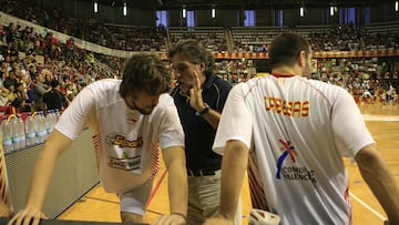 Pepu Hern¨¢ndez habla con Marc Gasol junto a Carlos Cabezas.