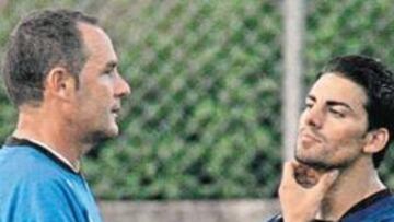 <b>DIÁLOGO EN EL CÉSPED. </b>Víctor y Óscar, hablando ayer en Boltaña.