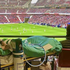 El Betis se despide de Miguel, el aficionado que seguía al equipo en camilla por toda España