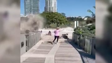 Una ola gigante se lleva a varias personas por delante en South Pointe Park (Miami, Florida, Estados Unidos), en 2022.