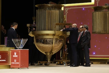 Preparación del bombo para el inicio del Sorteo Extraordinario de Navidad de la Lotería Nacional