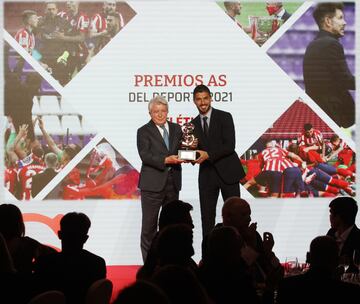 Premios AS del deporte al Atlético de Madrid. En la imagen Enrique Cerezo y Luis Suárez con el trofeo.