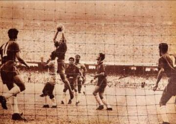 En 1954, un 14 de marzo, Chile visita por primera vez a Brasil en el Maracaná. Antes había jugado en este estadio ante Inglaterra y España en el Mundial de 1950. Fue derrota 1-0 en las Eliminatorias del Mundial de Suiza.