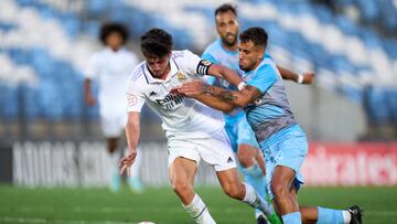 Carlos Dotor y Loren peleando por un balón en el Castilla-Linense