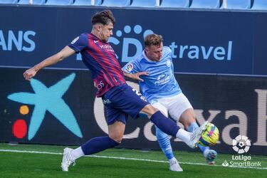 Aunque algunos otorgaban el gol a Joaquín Muñoz, lo cierto es que el lateral del Huesca, como bien apunta LaLiga, marcó su tercer tanto de la temporada. Su toquecito sutil fue clave para engañar a Fuzato en su salida.
