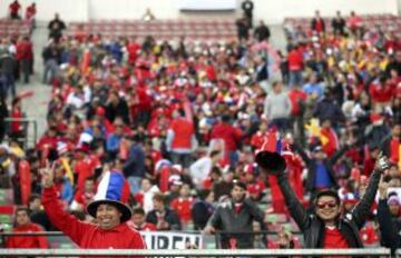 Los hinchas chilenos se hacen presente en las tribunas del Estadio Nacional.