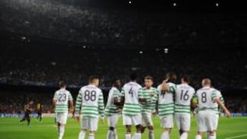 Los jugadores del Celtic, tras conseguir su único tanto en el encuentro,