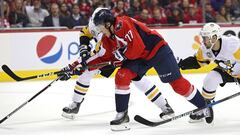 Backstrom (Capitals), en un duelo contra los Penguins.