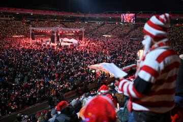 Los fans del club de ftbol alemn 1. FC Union Berlin se renen en el estadio 'Stadion an der Alten Foersterei' para cantar villancicos tradicionales en Berln, Alemania.