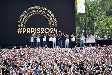 Miles de personas se han dado lugar en El Trocadero, junto a la Torre Eiffel en París, para recibir el relevo olímpico. 