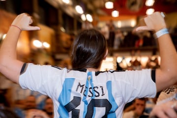 Después de un partido lleno de tensión, los seguidores argentinos explotan de alegría tras ver a su selección Campeona del Mundo.