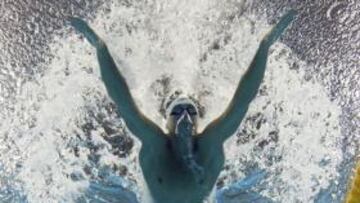 <b>CARRIL DEL ÉXITO. </b>Lochte, ayer, en la final de los 400 estilos. A la izquierda, Belmonte felicita a Beisel.