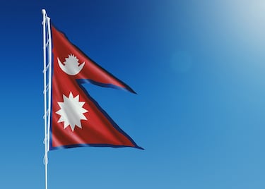 La mayoría de los estandartes nacionales contienen tres rayas y, además, todas menos tres tienen la forma rectangular. La más curiosa que no sigue este patrón es la de la República Federal Democrática de Nepal. Esta bandera está formada por dos triángulos uno sobre el otro que representan el Himalaya y también a las dos principales religiones del país: el hinduismo y el budismo. Las otras dos banderas que no son rectangulares son las de la Ciudad del Vaticano y Suiza.
