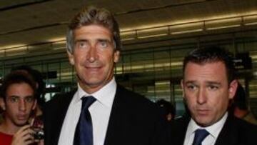 <b>ILUSIÓN. </b>Manuel Pellegrini, tras aterrizar ayer en el aeropuerto de Málaga.