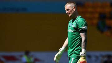 Everton&#039;s English goalkeeper Jordan Pickford returns to goal during a drinks break during the English Premier League football match between Wolverhampton Wanderers and Everton at the Molineux stadium in Wolverhampton, central England  on July 12, 202