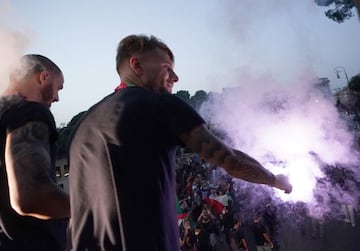 Bonucci e Immobile con bengalas durante la celebración.