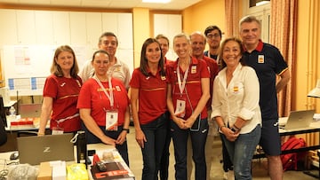 La Reina Letizia visita a los trabajadores del Comité Olímpico Español en los Juegos de París. 
