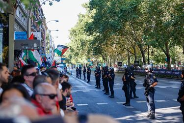 Agentes de la Policía Nacional vigilan las protestas propalestina que se llevan a cabo por el recorrido de la última etapa de la Vuelta.