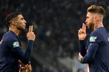 Paris Saint-Germain's Spanish defender Sergio Ramos (R) 