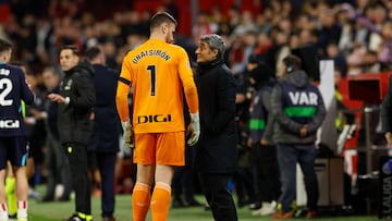 SEVILLA, 24/01/2026.- El guardameta del Athletic Club, Unai Simón y el técnico bilbaino Ernesto Valverde, durante el encuentro correspondiente a la jornada 21 de Laliga EA Sports que disputan hoy sábado Sevilla y Athletic Club en el estadio Sánchez Pizjuán de Sevilla. EFE / Julio Muñoz.