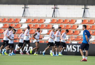 Albert Celades dirige su primer entrenamiento como nuevo técnico del Valencia 