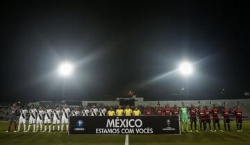 Antes de cada partido de la Copa Sudamericana, los equipos salieron con una manta en apoyo al país.