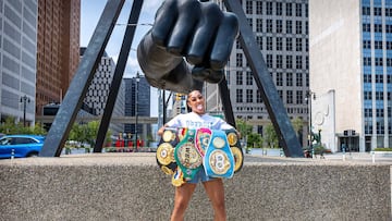 La campeona indiscutida del superpluma Alycia Baumgardner con sus cinturones.