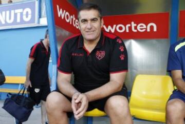 JOSE RAMON SANDOVAL comenzó como entrenador en 1996, actualmente entrena al Rayo Vallecano en segunda división, el objetivo para esta temporada es lograr el ascenso a Primera y devolver al Rayo a la división de honor.