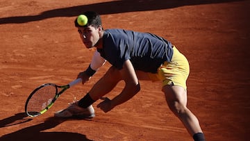 Carlos Alcaraz, durante su partido contra Jannik Sinner en Roland Garros.