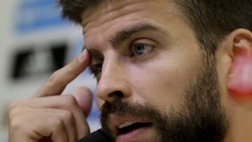 GRA178. LAS ROZAS (C. MADRID), 04/10/2017.- El defensa de la selección española de fútbol Gerard Piqué durante la rueda de prensa posterior al entrenamiento realizado hoy en la Ciudad del Fútbol de Las Rozas, donde el equipo prepara los partidos de clasificación para el Mundial de Rusia 2018 que disputa mañana contra Albania en Alicante y el lunes contra Israel en Jerusalén. EFE/Ballesteros