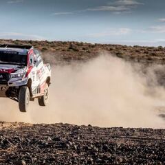 Toyota anima a Alonso a hacer el Dakar