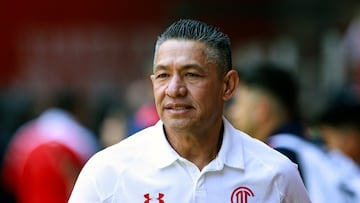 MEX3673. TOLUCA (MÉXICO), 30/04/2023.- El entrenador Ignacio Ambriz del Toluca es visto hoy previo al inicio de un partido contra el Necaxa por la jornada 17 del torneo Clausura 2023 de la Liga MX, en el estadio Nemesio Diez de Toluca (México). EFE/Felipe Gutiérrez
