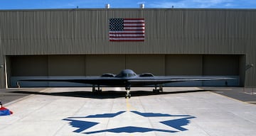 El bombardero furtivo B-2 de la Fuerza A¨¦rea de EE. UU. se presenta al mundo por primera vez durante la ceremonia de lanzamiento en la Planta n.¡ã 42 de la Fuerza A¨¦rea, el 22 de noviembre de 1988 en Palmdale, California.