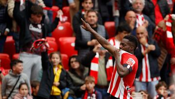 BILBAO, 20/05/2023.- El delantero hispano-ghanés del Athletic Iñaki Williams celebra tras marcar el 1-0 durante el partido de LaLiga Santander de la jornada 35 entre el Athletic Club de Bilbao y el RC Celta de Vigo celebrado este sábado en el estadio de San Mamés, en Bilbao. EFE/ Luis Tejido