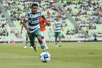 ‘Gallito’ Vázquez, una de las grandes sorpresas en la Copa del Mundo de Brasil 2014, no pudo repetir en la lista del Tri para viajar a Rusia. El mediocampista de recuperación, que entonces militaba en Santos Laguna y consiguió el título de liga con los laguneros ese mismo semestre, no fue considerado ni siquiera en la prelista. 