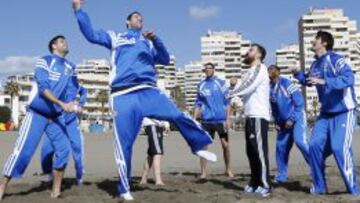 Reyes, Ioannis Bourousis, Salah Mejri, Tremmell Darden y Dani D&iacute;ez se divierten jugando al voleibol en una playa malague&ntilde;a.
 