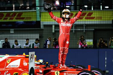 Sebastian Vettel encima de su monoplaza tras la consecución de la clasificación del GP de Singapur.