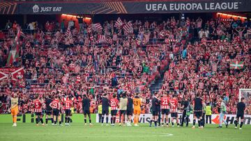 BILBAO, 01/05/2025.- Los jugadores del Athletic Club a la finalización del partido de ida de las semifinales de la Liga Europa que Athletic Club y Manchester United han disputado este jueves en el estadio de San Mamés, en Bilbao. EFE/Javier Zorrilla.