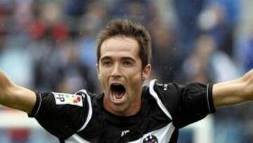 El futbolista del Levante celebra el gol de la victoria en el Coliseum.