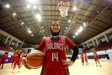 Maryam Hussain, primera mujer en jugar con la cabeza cubierta