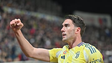 Dusan Vlahovic celebrates celebra su gol ante el Cagliari.