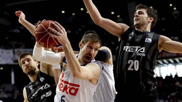 Andr&eacute;s Nocioni, jugador del Real Madrid, ante el Bilbao Basket.