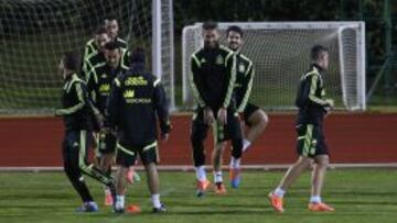 Los jugadores, durante el entrenamiento de la Selecci&oacute;n en Las Rozas.