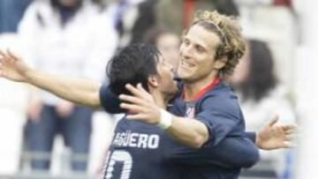 <b>ALEGRÍA. </b>Agüero y Forlán celebran un gol en Huelva ante el Recreativo, el pasado domingo.