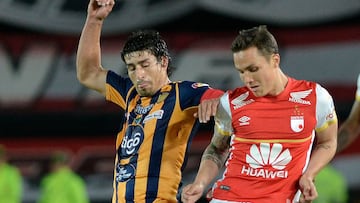 BOGOTA, COLOMBIA - NOVEMBER 25: Luis Manuel Seijas (R) of Santa Fe battles for the ball with Luis Mi&Atilde;&plusmn;o (L) of Luqueno during a second leg match between Independiente Santa Fe and Sportivo Luqueno as part of Semi Finals of Copa Sudamericana 2015 at Nemesio Camacho El Campin Stadium on November 25, 2015 in Bogota, Colombia. (Photo by Gabriel Aponte/LatinContent via Getty Images)