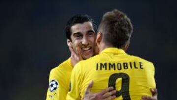 Mkhitaryan celebra un gol junto a Ciro Immobile.